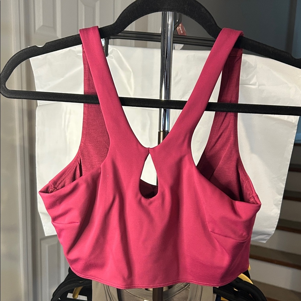 Lululemon EUC Women's Dark pink crop top. Size 6 square dot